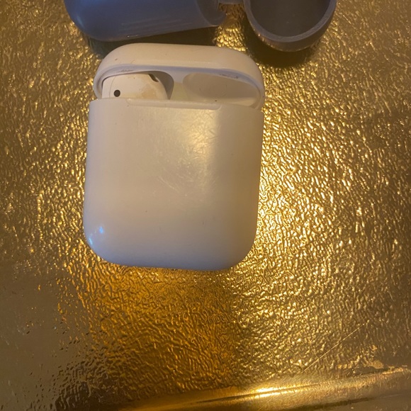 Apple AirPods (1gen) missing right AirPod .